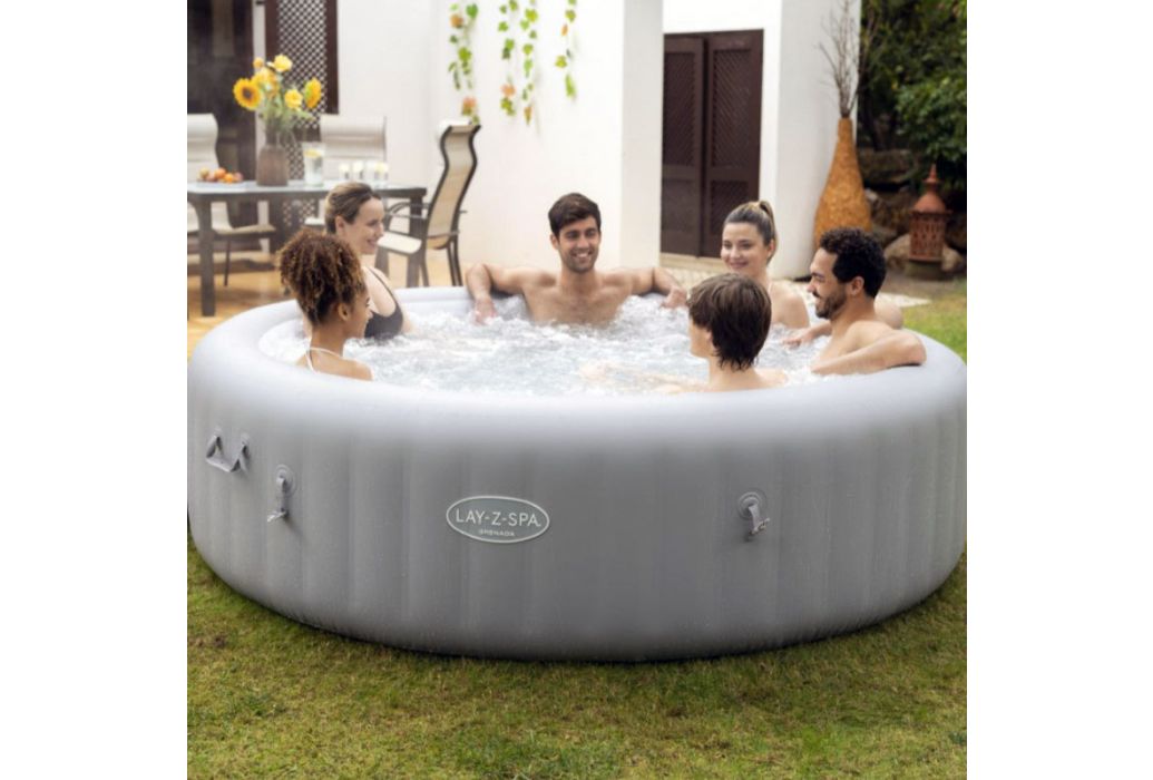 Bestway Lay-Z-spa Grenada buiten met mensen 2