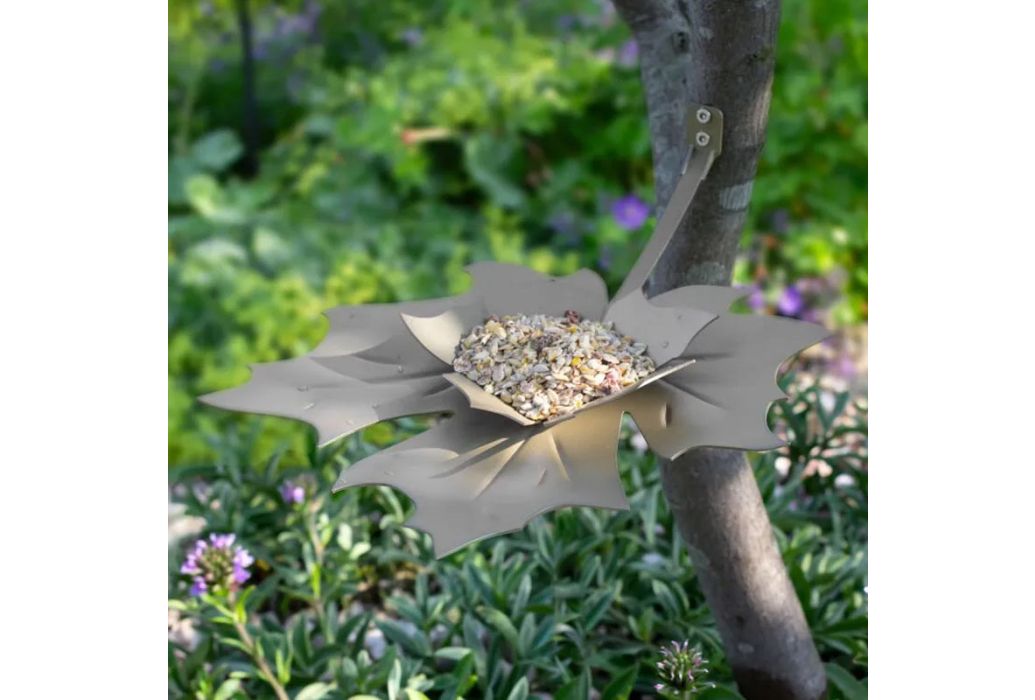 Heeej Leaf Me vogelvoederschaal | Pearl Beige op een tak met natuur erom heen. 
