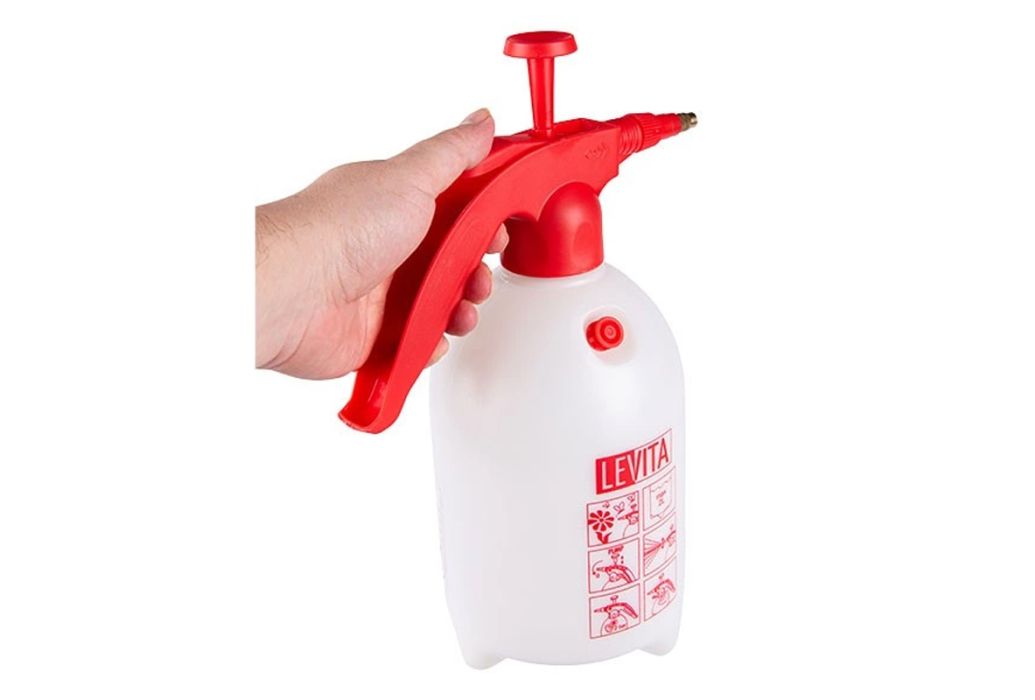 Levita drukspuit 2 liter Handvat in gebruik