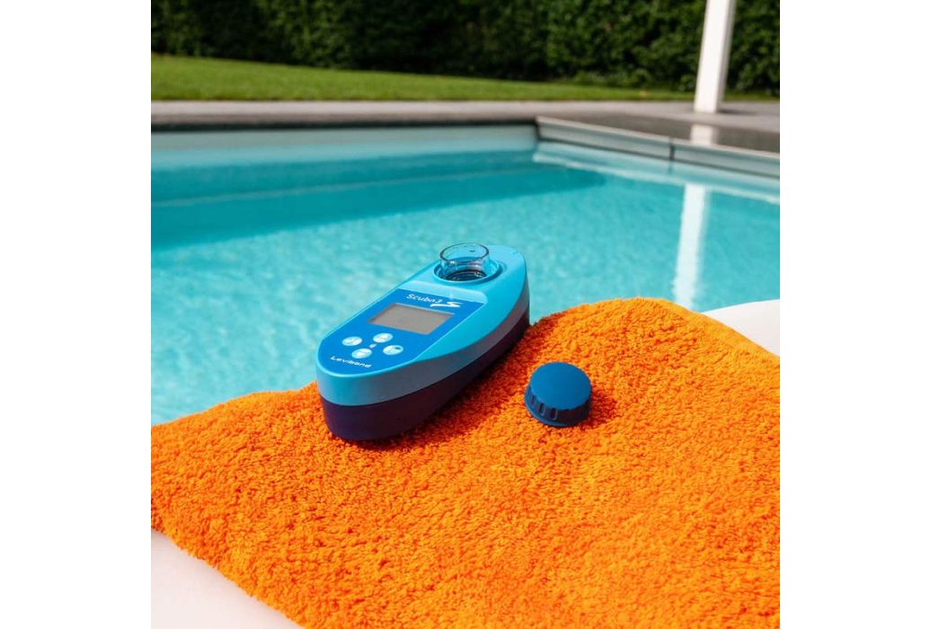 Lovibond Scuba 3S elektronische watertester langs zwembad