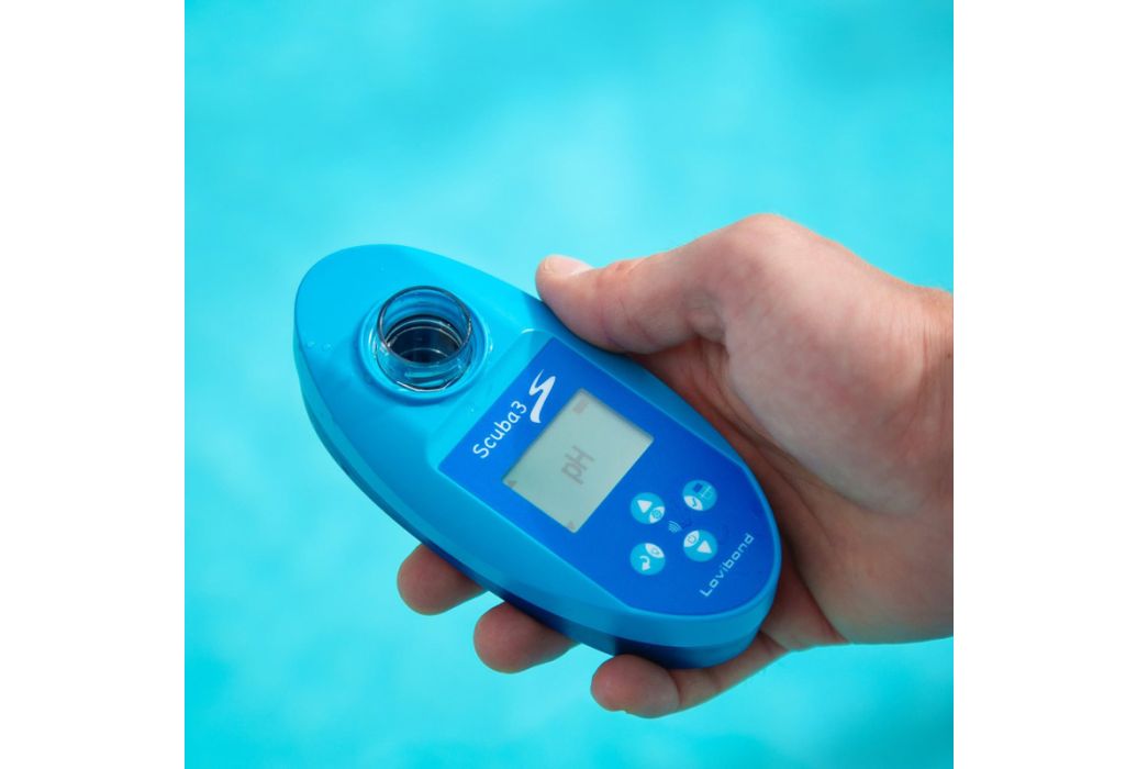 Lovibond Scuba 3S elektronische watertester in hand
