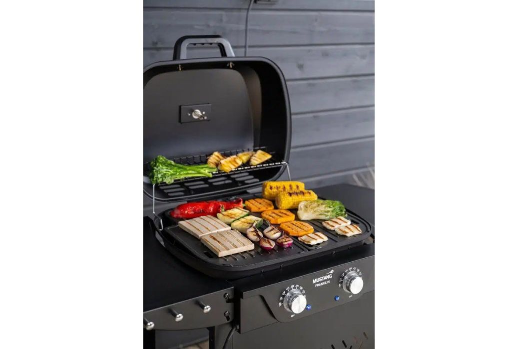 Mustang Franklin elektrische bbq 2,3 kW in gebruik dichtbij
