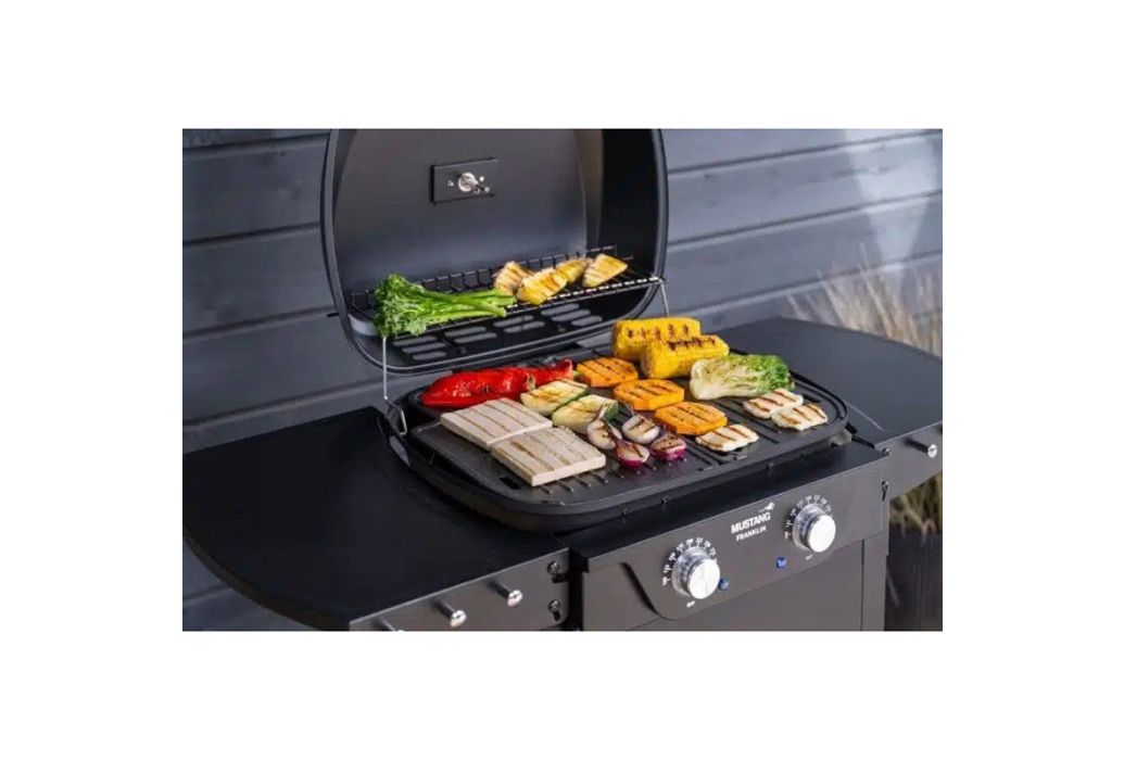 Mustang Franklin elektrische bbq 2,3 kW in gebruik met voedsel