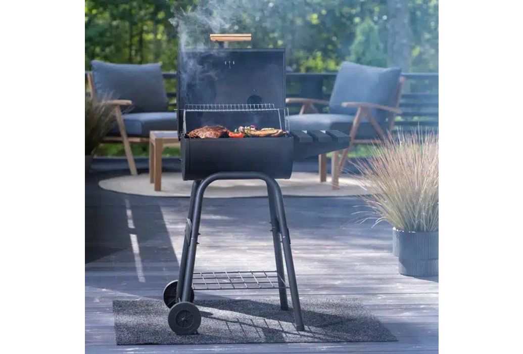 Mustang tonvormige houtskoolgrill in gebruik