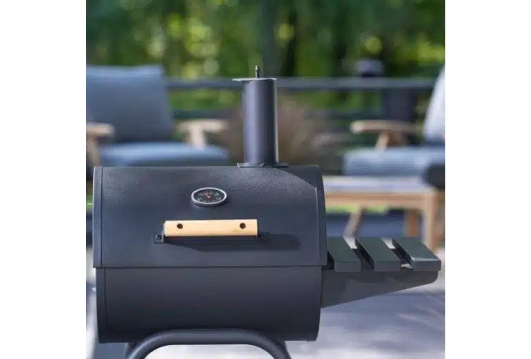 Mustang tonvormige houtskoolgrill buiten