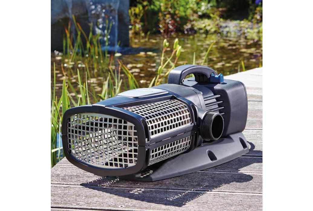 Oase AquaMax Eco Expert 26000 vijverpomp voorbeeld aan de vijver voorkant rechts