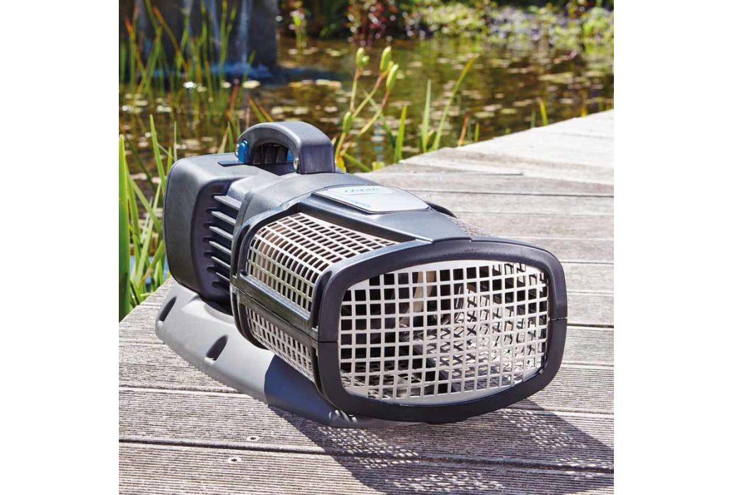 Oase AquaMax Eco Expert 26000 vijverpomp voorbeeld aan de vijver voorkant links