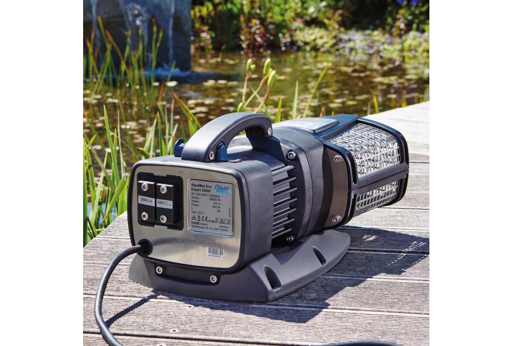 Oase AquaMax Eco Expert 26000 vijverpomp voorbeeld aan de vijver achterkant