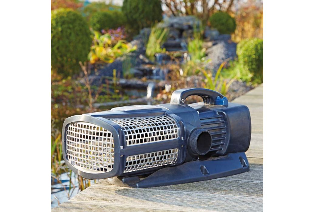 Oase AquaMax Eco Expert 26000 vijverpomp voorbeeld aan de vijver zijkant