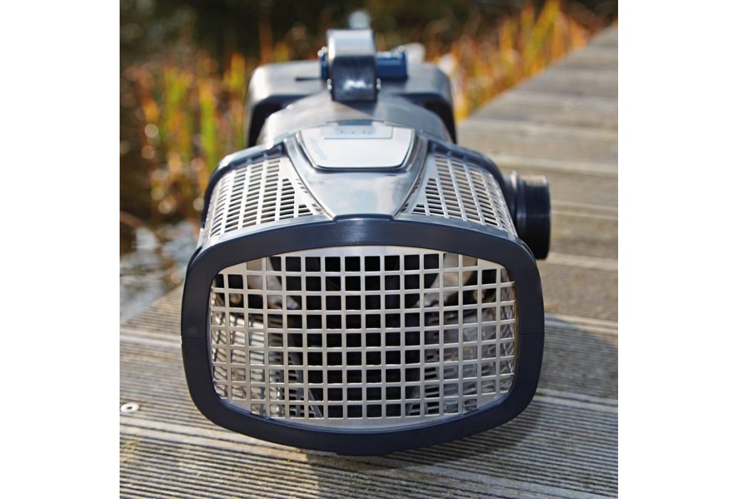 Oase AquaMax Eco Expert 26000 vijverpomp voorbeeld aan de vijver voorkant