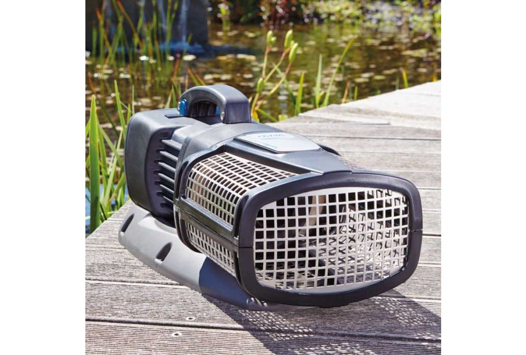 Oase AquaMax Eco Expert 44000 vijverpomp voorbeeld aan de vijver voorkant