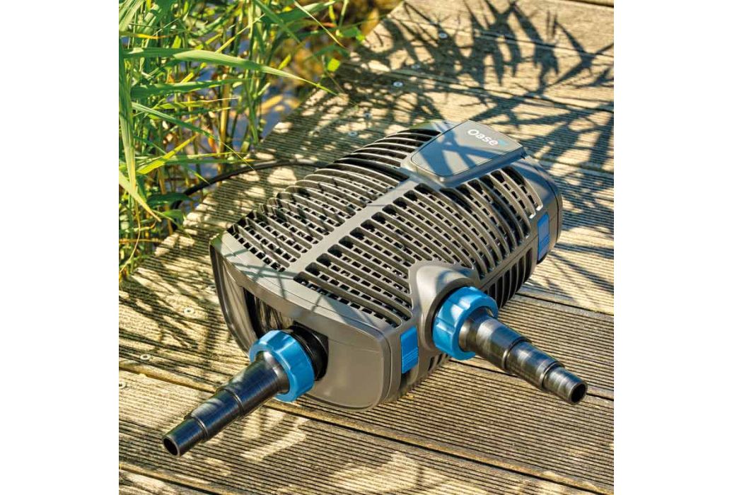 Oase AquaMax Eco Premium 13000 vijverpomp aan de vijver