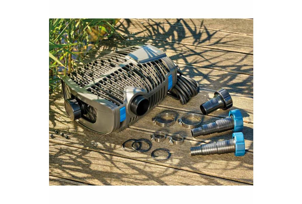 Oase AquaMax Eco Premium 17000 vijverpomp met onderdelen aan de vijver