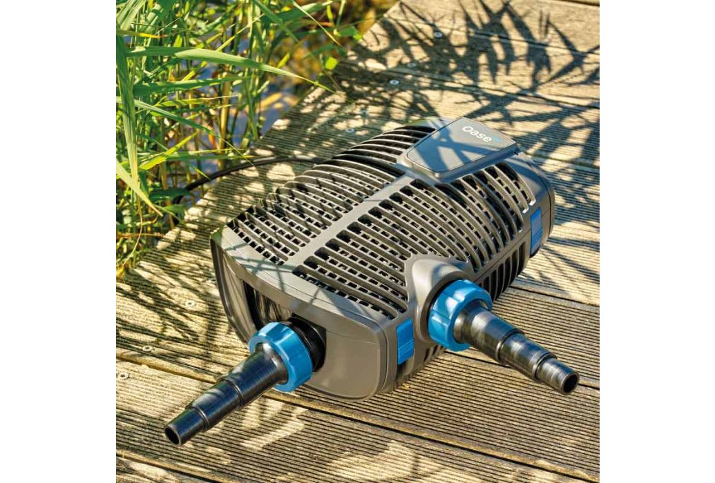 Oase AquaMax Eco Premium 21000 vijverpomp aan de vijver