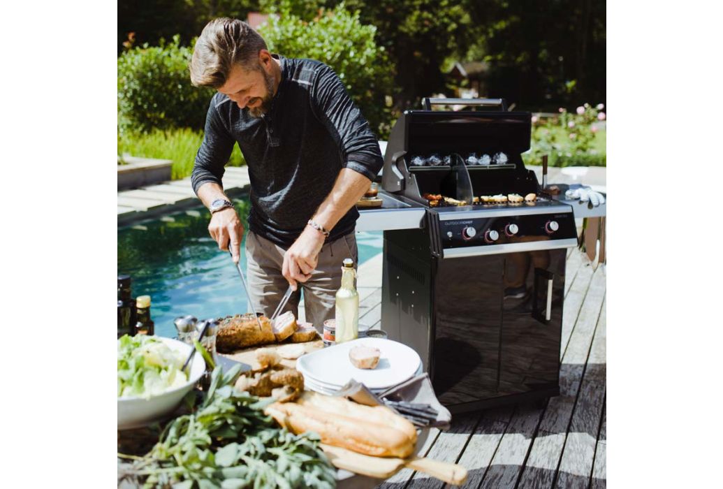 Outdoor chef gas barbecue Dualchef 325 G in gebruik