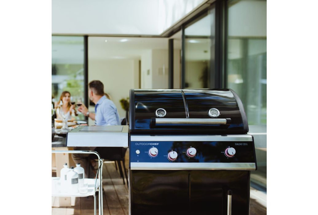 Outdoor chef gas barbecue Dualchef 325 G bij de tafel