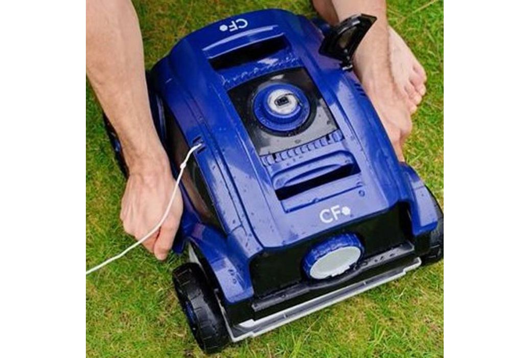 CF 100CL zwembadrobot op gras