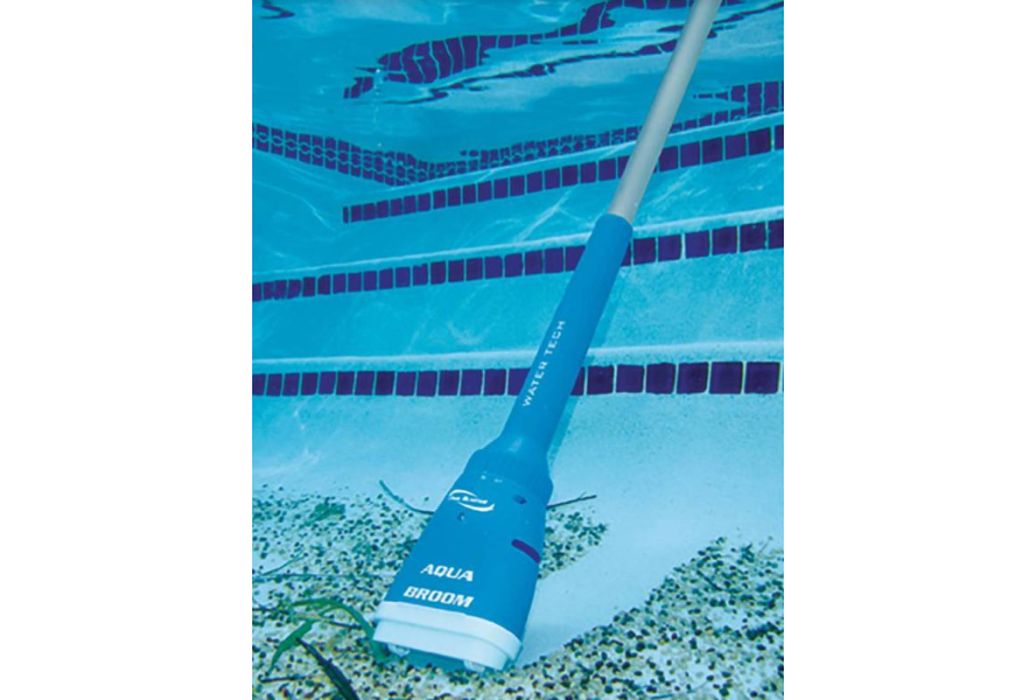 Pool Blaster Aquabroom Ultra spa- en zwembadstofzuiger in gebruik