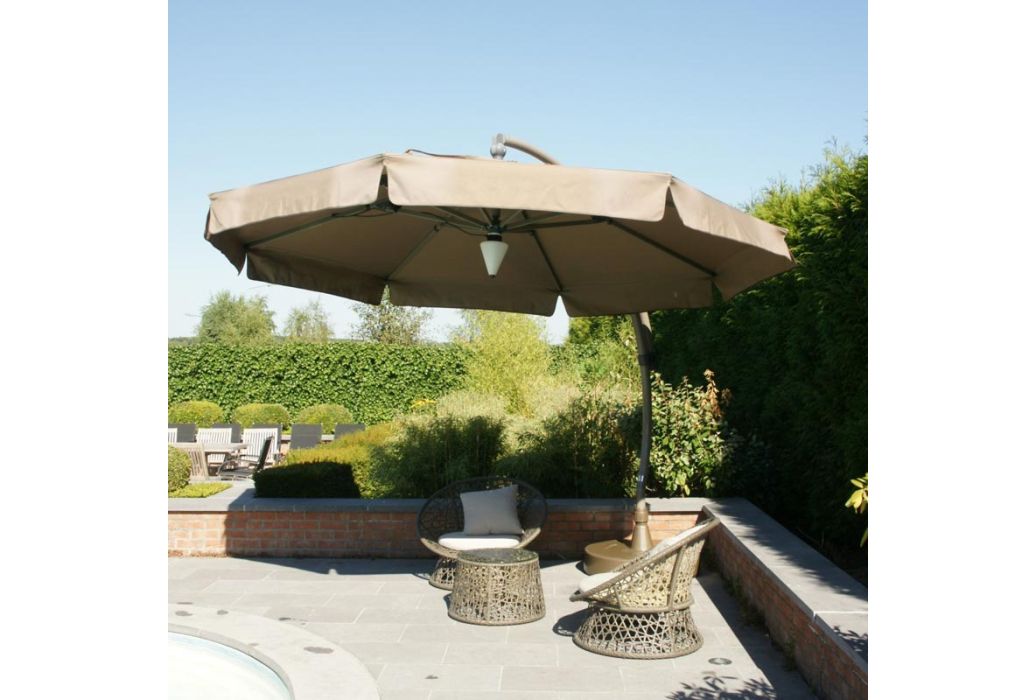 Practo Garden parasol klassiek taupe Ø 350 cm sfeer foto