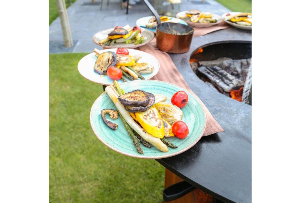 Quoco Piatto Large Corten in gebruik met etenswaren