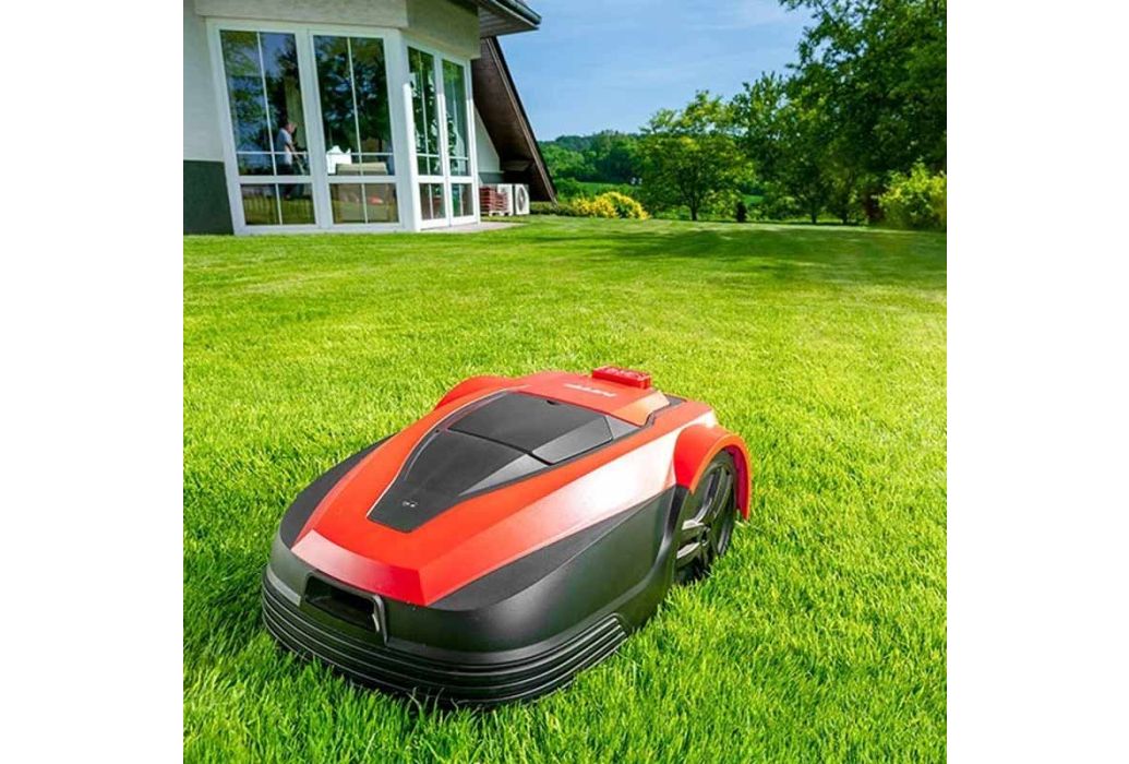 MTF DM2 2500i robotmaaier buiten in gebruik