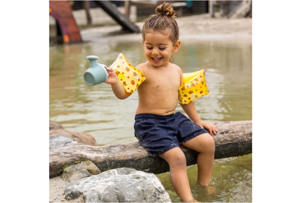 Swim Essentials circus zwembandjes 2 – 6 jaar zittend bij het water