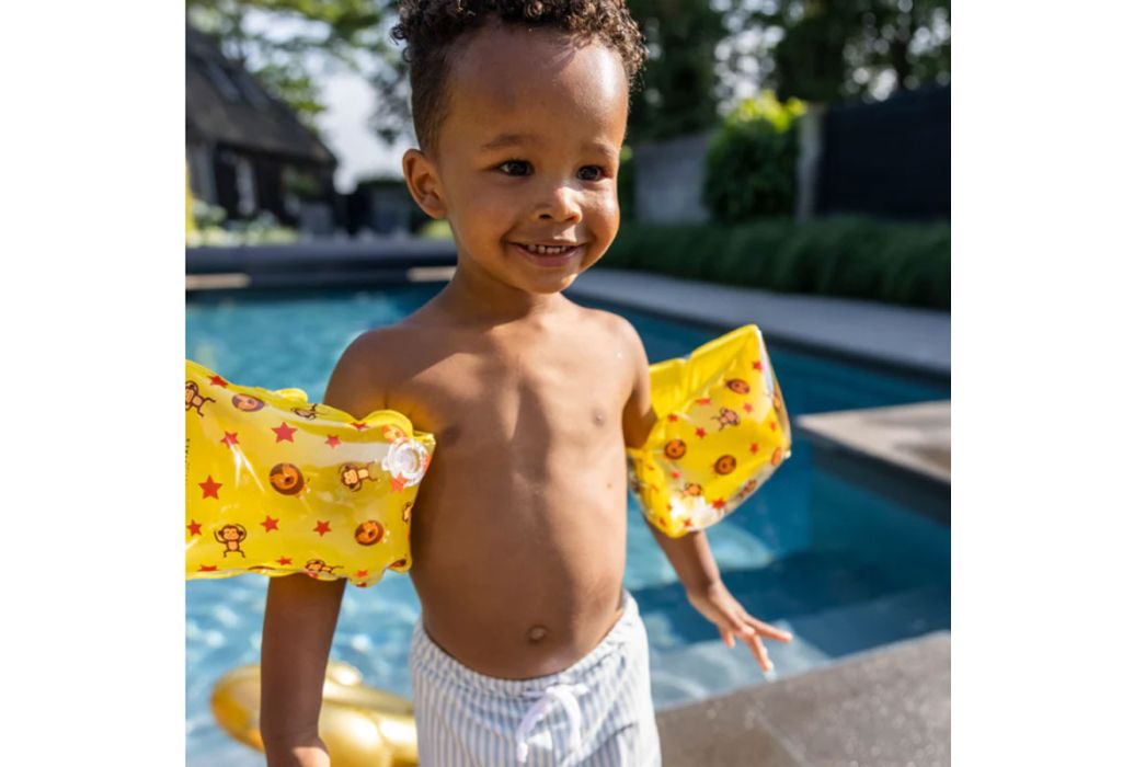 Swim Essentials circus zwembandjes 2 – 6 jaar aan zwembad rand