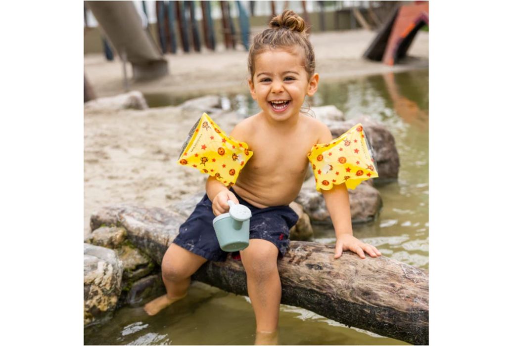 Swim Essentials circus zwembandjes 2 – 6 jaar spelend bij het water