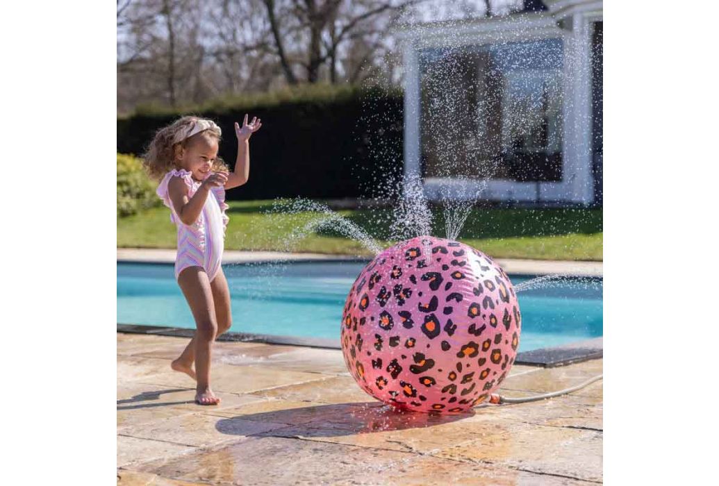 Swim Essentials opblaasbare bal sproeier | panterprint in gebruik