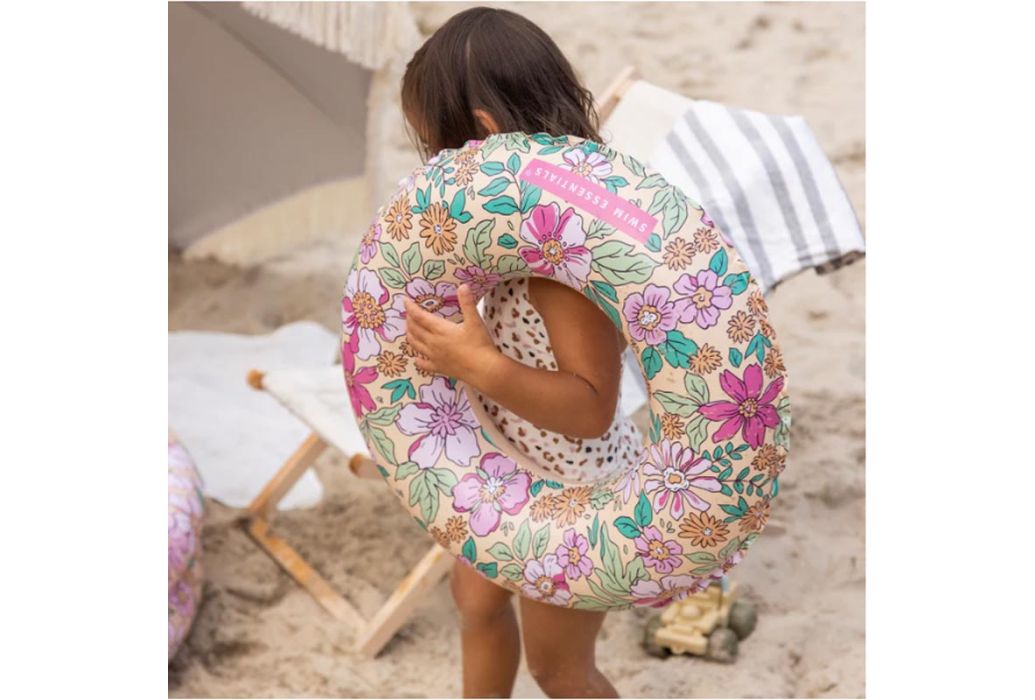 Swim Essentials zwemband bloemen Ø 55 cm in gebruik op het strand