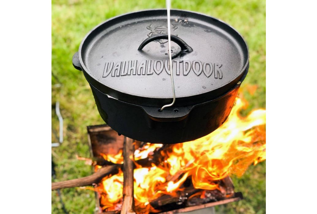Valhal Dutch Oven 6,1 liter in gebruik buiten met deksel