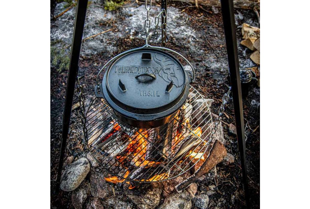Valhal Dutch Oven 6,1 liter in gebruik hangend