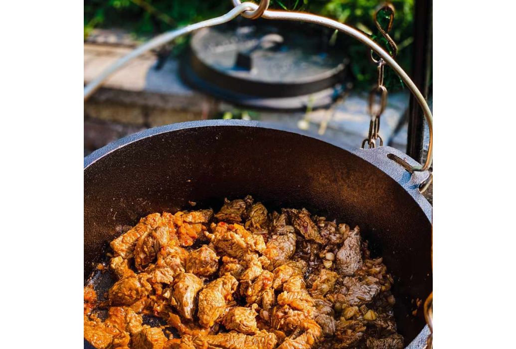 Valhal Dutch Oven gietijzer in gebruik open
