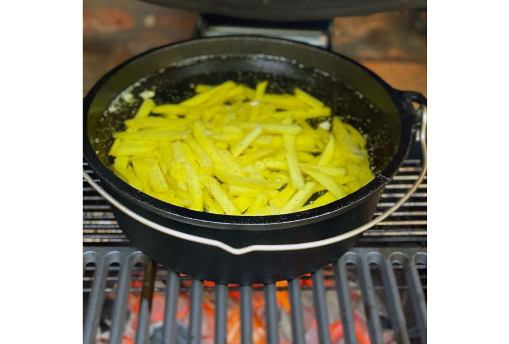 Dutch Oven Gietijzer met Pootjes in gebruik koken