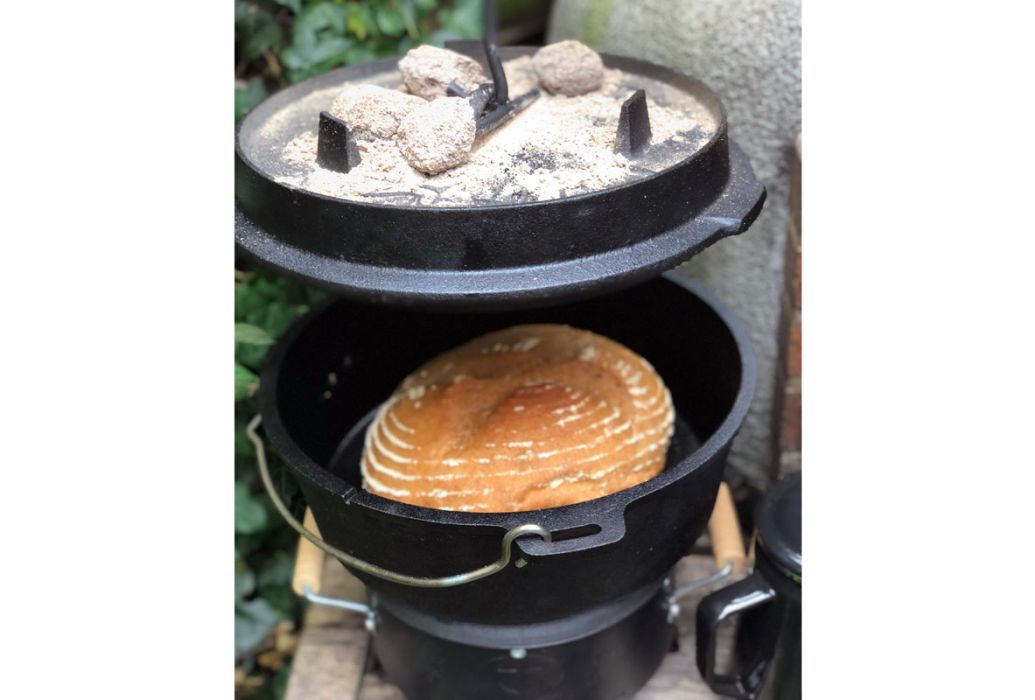 Valhal Dutch Oven gietijzer in gebruik voor brood