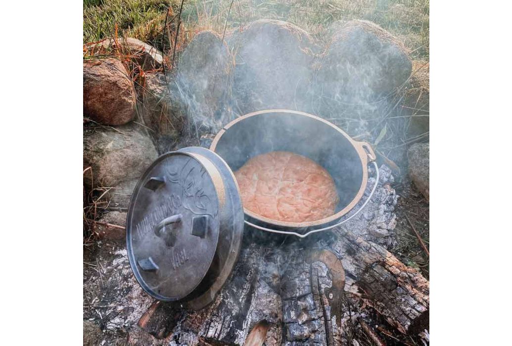 Valhal Dutch Oven gietijzer in gebruik buiten