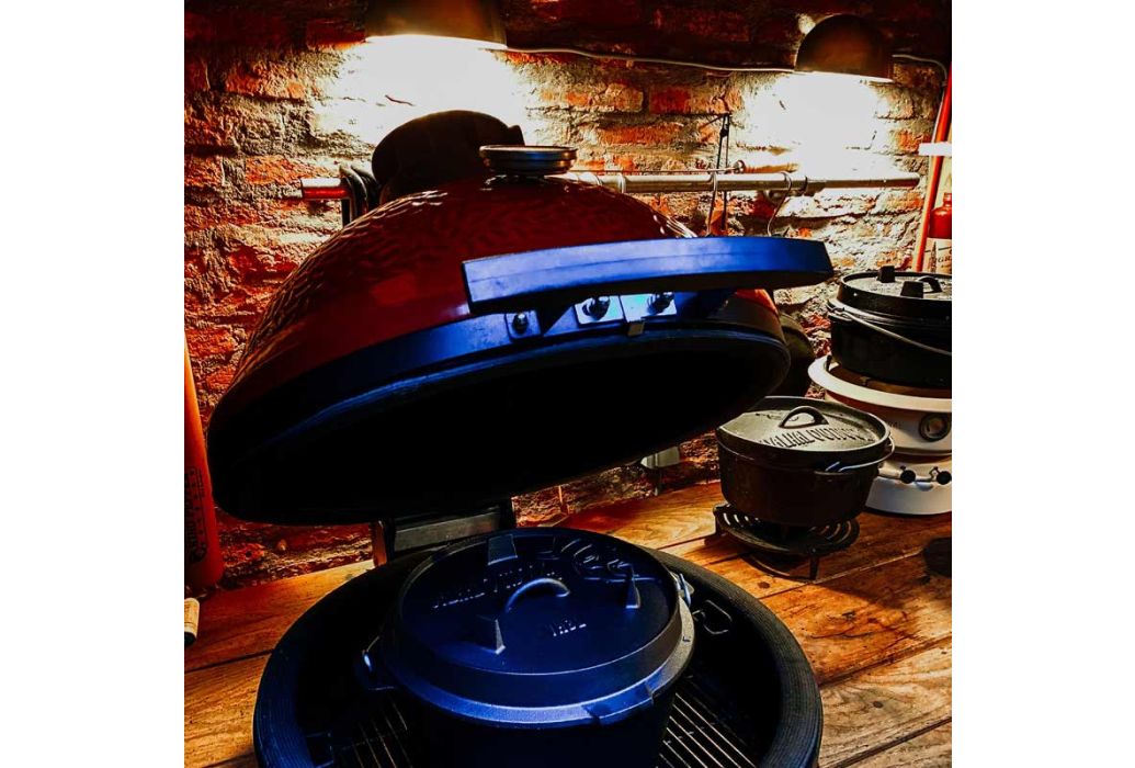 Valhal Dutch Oven gietijzer in gebruik op barbecue