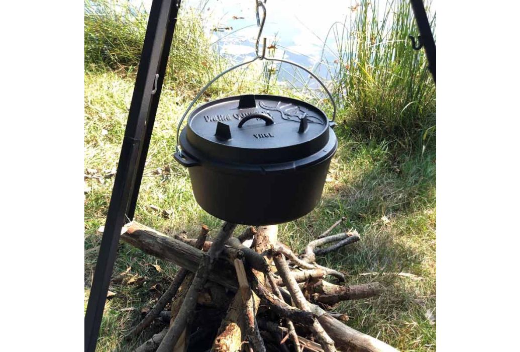 Valhal Dutch Oven gietijzer in gebruik buiten hangend
