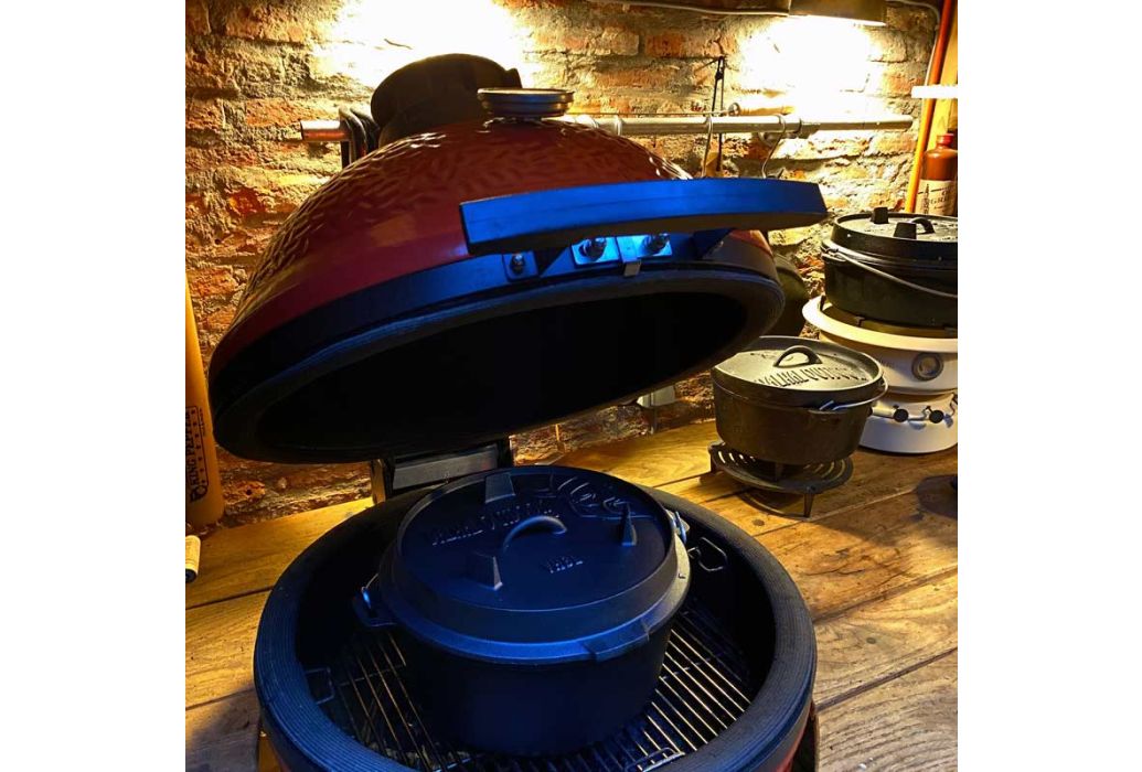 Valhal Dutch Oven gietijzer 8 liter gesloten in gebruik in een kamado