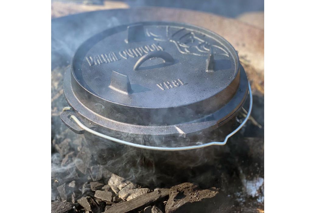 Valhal Dutch Oven gietijzer in gebruik dicht