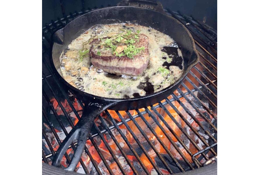 Valhal gietijzeren skillet met steel 30 cm in gebruik op barbecue