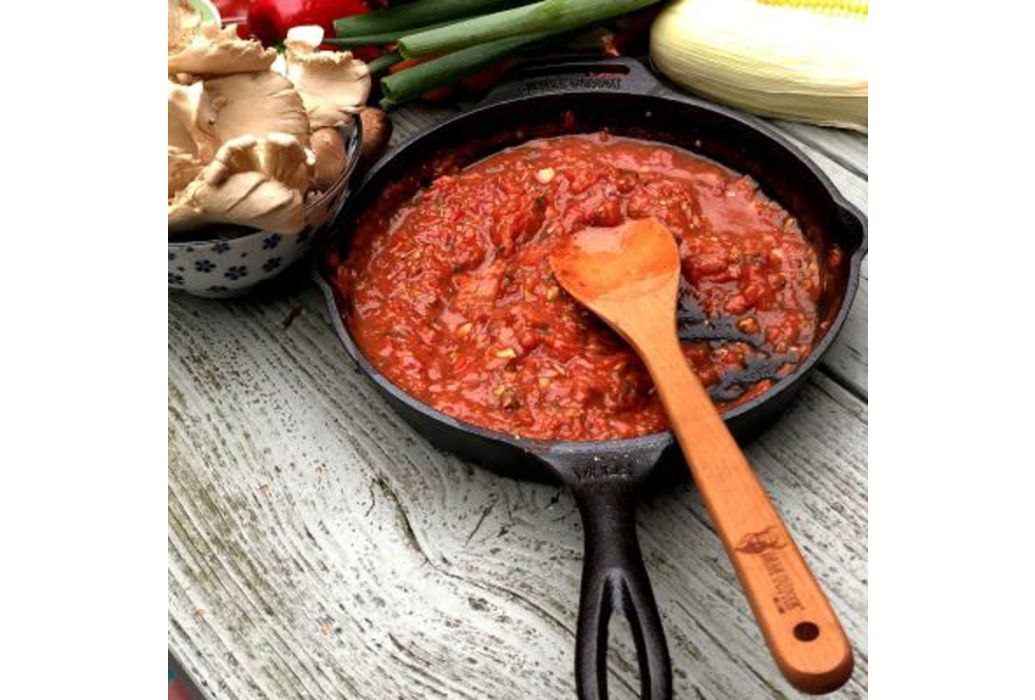 Valhal gietijzeren skillet met steel 25 cm in gebruik voor sauzen