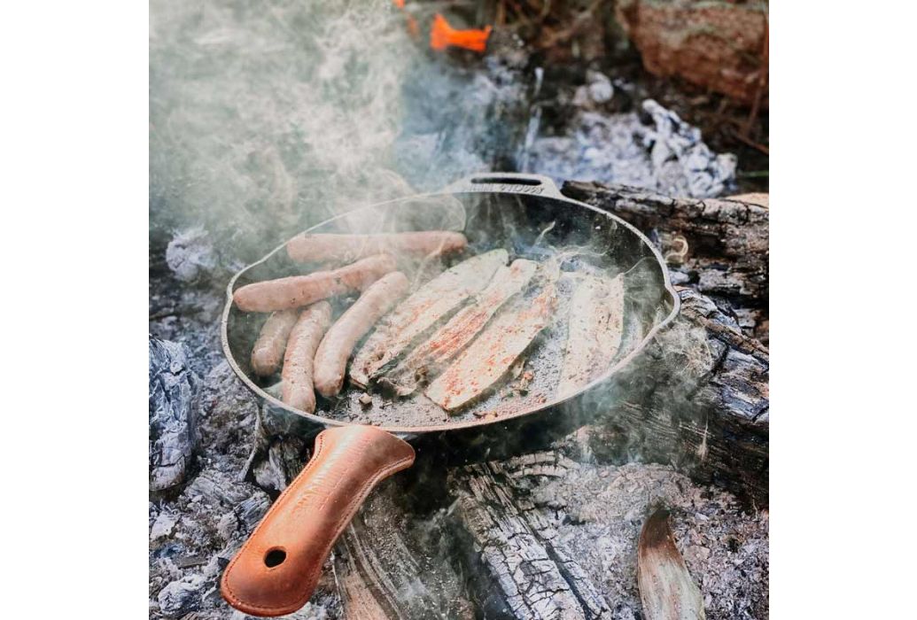 Valhal gietijzeren skillet met steel 30 cm in gebruik op hout
