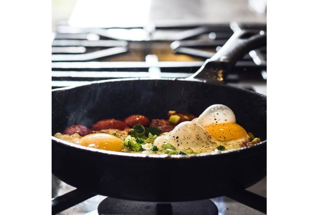 Valhal gietijzeren skillet met steel 30 cm in gebruik op fornuis