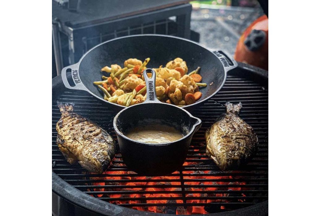 Valhal gietijzeren wokpan 36 cm in gebruik op barbecue