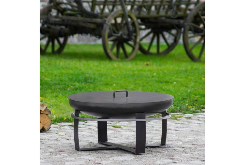 vuurschaal met deksel in de tuin