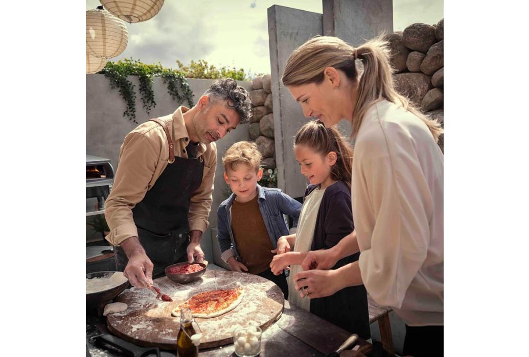 Witt Etna gas pizza oven Ø 41 cm Zwart met gezin pizza maken