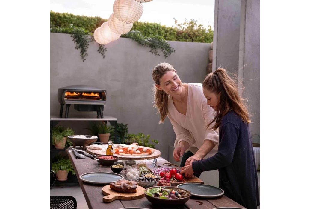Witt Etna gas pizza oven Ø 41 cm Zwart voorbeeld met gedekte tafel 