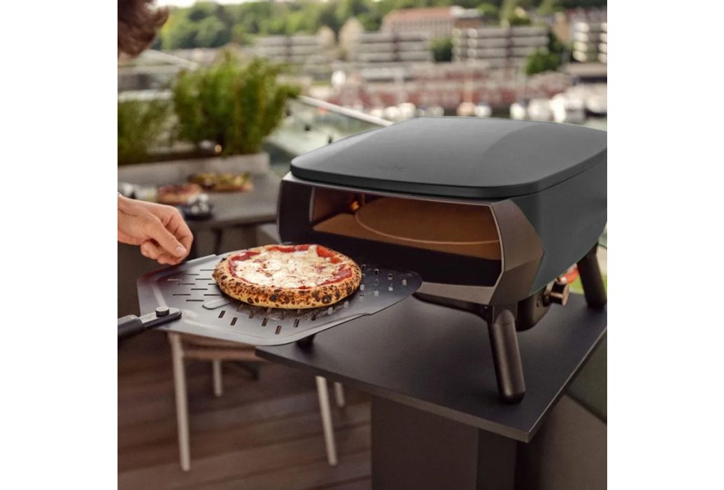 Witt Piccolo gas pizza oven Ø 33 cm Mat Zwart in gebruik