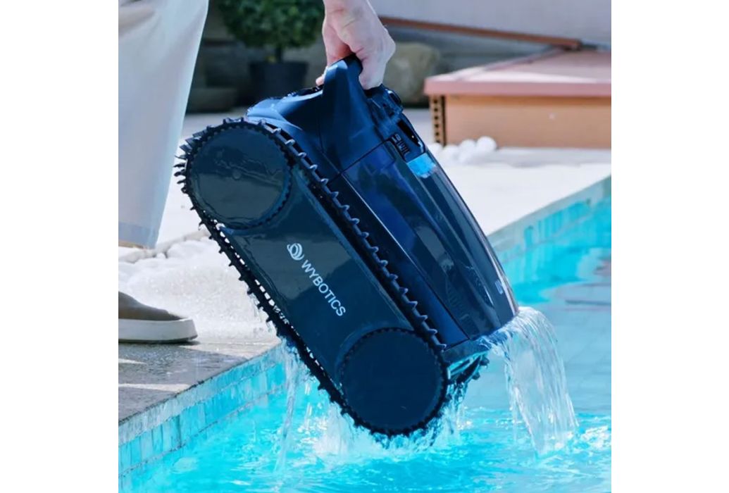 Wybot M1 draadloze zwembadrobot uit het water halen